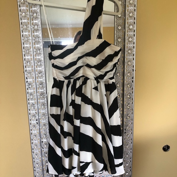 Express one shoulder dress - Picture 3 of 5